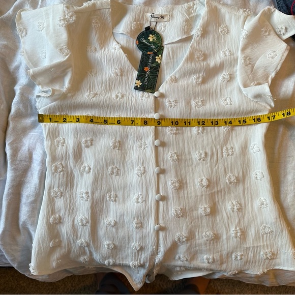 NWT Blooming Jelly size small tie shirt. 3-d circles off White w covered buttons - Picture 6 of 9